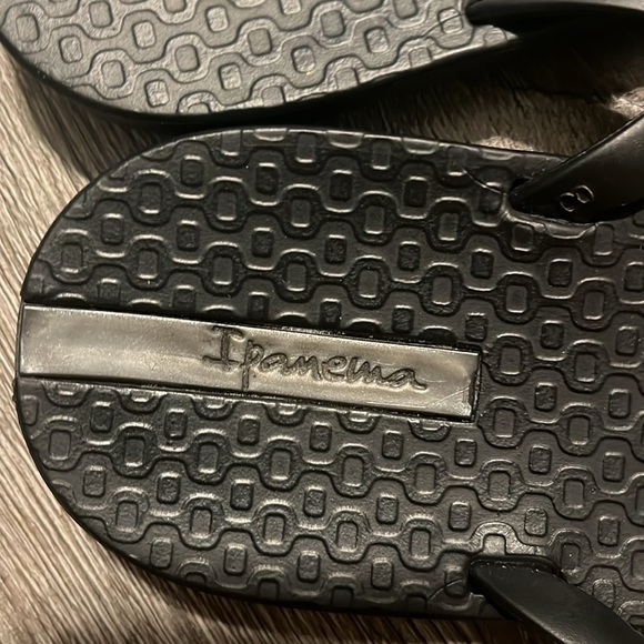 Black flip flops - Picture 3 of 3